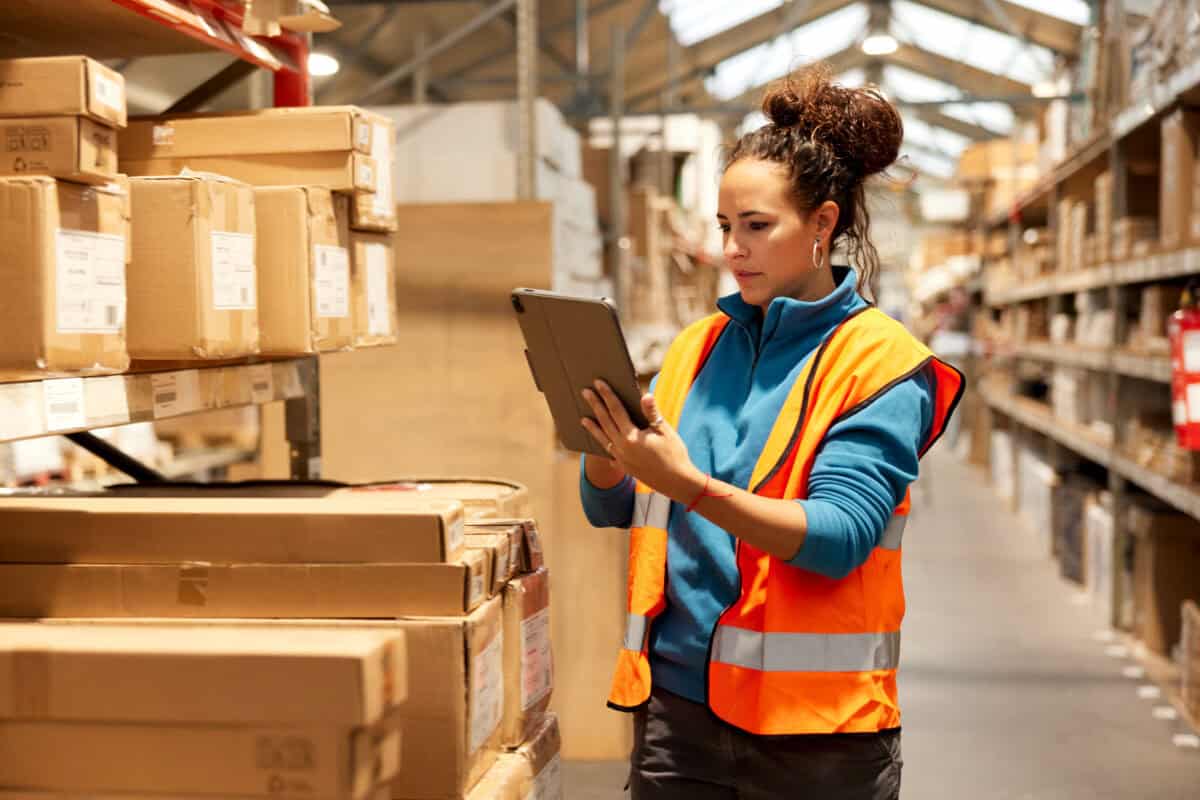 I’d Buy This Dividend Stock Before Falling Rates Send Income Investors Back